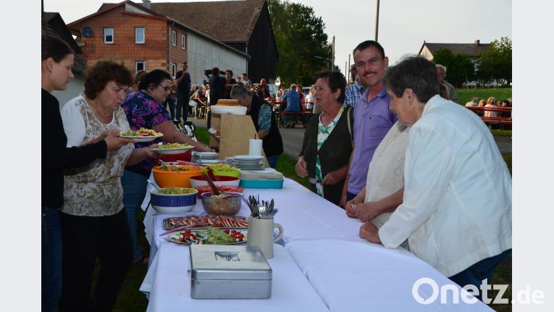 Nach der kirchlichen Feier setzen sich die Gäste auch gesellig zusammen und lassen sich die kulinarischen Köstlichkeiten schmecken. dob