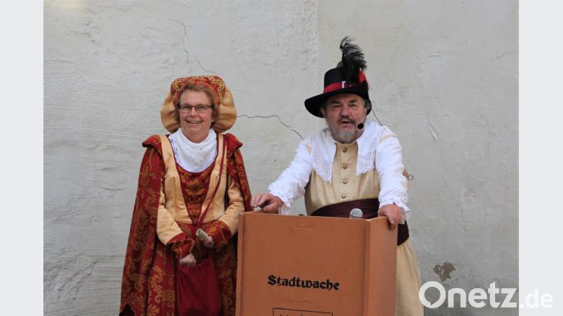 Bürgermeisterin Brigitte Netta und Stadthauptmann Walter Hellmich erinnern daran, was religiöse Konflikte anrichten können. Dagmar Williamson