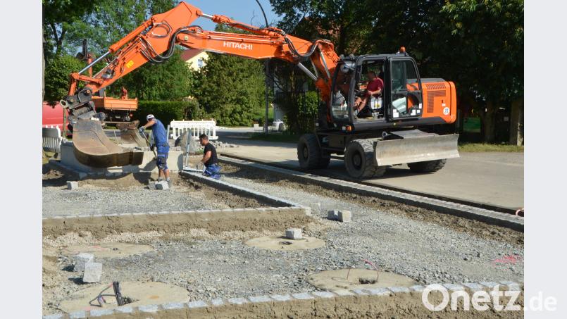 Die Umfeldgestaltung am Glockenturm Unterlind nimmt bereits Formen an. Pflasterbauer aus dem Bayerischen Wald legen die Steine aneinander. Die Stadtarbeiter unterstützen beim Herankarren der Baumaterialien. dob