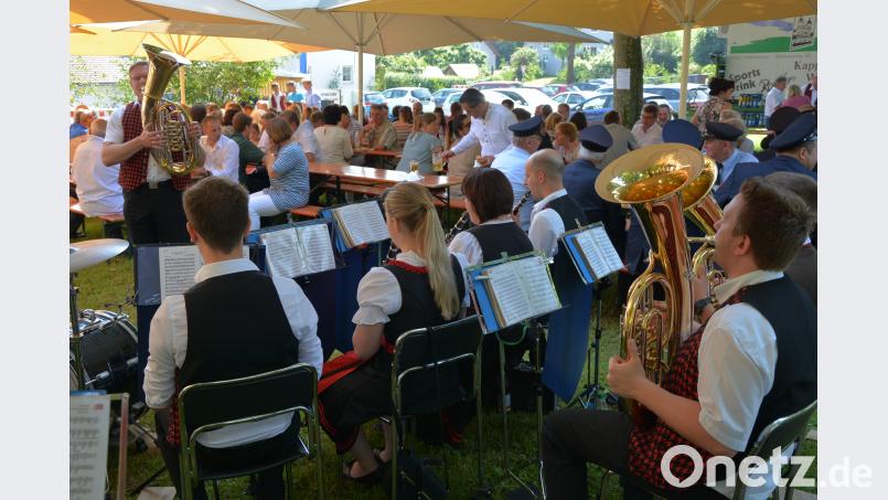 Mit herrlichstem Sonnenschein wurden die Münchenreuther beim traditionellen Gartenfest der Bauernkapelle am Dorfplatz belohnt. Dazu spielten die Musiker um Leiter Peter Fuhrmann zünftig auf jr