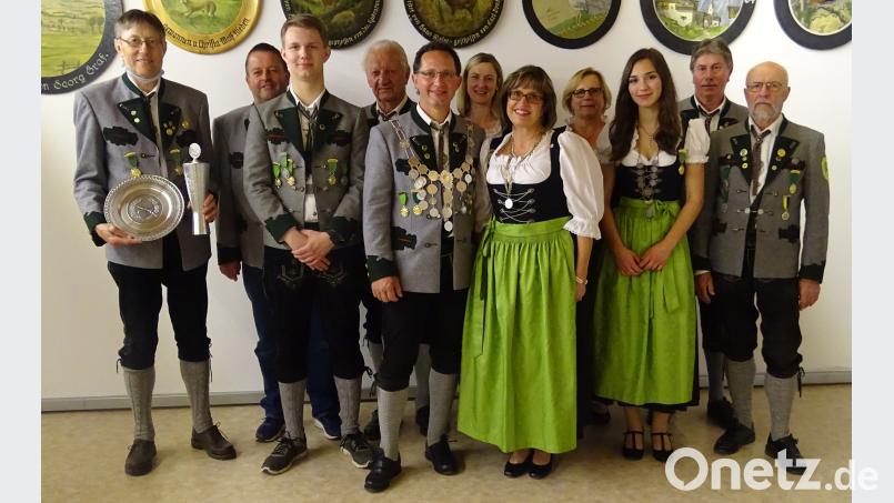 Die neuen Würdenträger und Sieger des Königsschießens der Haagerthaler Schützen. Von links: Josef Michl, Michael Voss, Korbinian Wedel, Josef Kleindienst, Helmut Wedel, Marion Baumer, Elisabeth Franz, Heidi Schuster, Sophia Wedel, Ulrich Michl, Christian Rubenbauer. brü