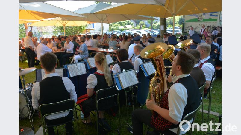 Mit herrlichstem Sonnenschein wurden die Münchenreuther beim traditionellen Gartenfest der Bauernkapelle am Dorfplatz belohnt. Dazu spielten die Musiker um Leiter Peter Fuhrmann zünftig auf jr