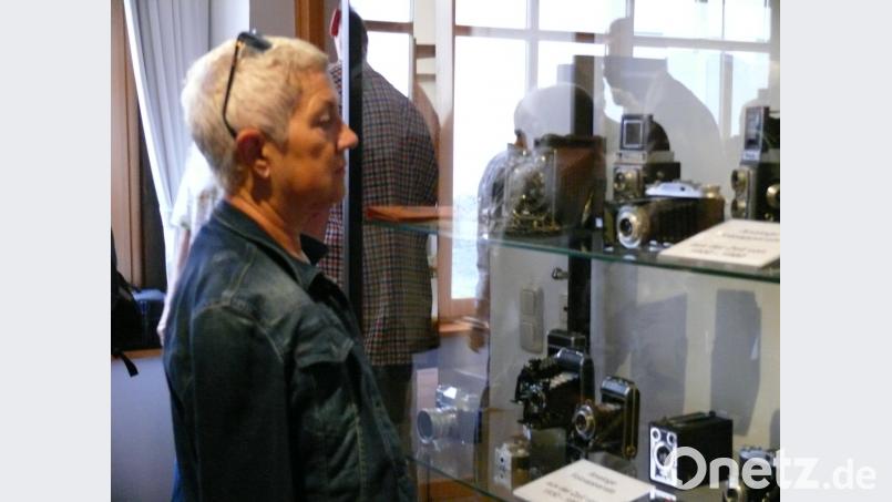 Besonderes Augenmerk gilt beim Rundgang der Fotoausstellung auch den in einer Vitrine präsentierten und im Besitz von Albert Schneider und Walter Pilsak befindenden Analog-Fotoapparaten von 1900 bis 1980. kgg