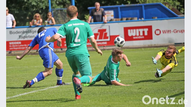 Johannes Pötzl (links) vollstreckt zum 1:0 für den SV Etzenricht. Veitsbronns Keeper Fabio Gossler (rechts) streckte sich vergebens. Eger, Armin