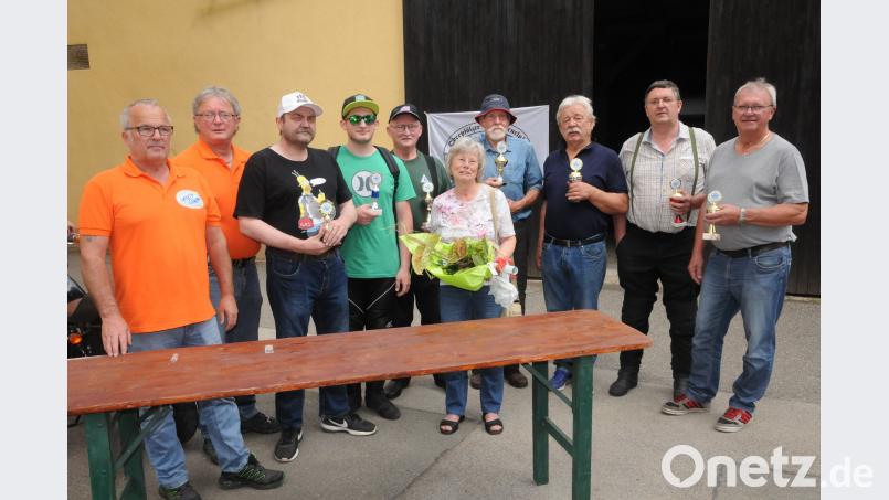 Einige Pokale gab es beim OVC-Treffen in Fichtelbrunn, die Vorsitzender Walter Langhans (Zweiter von links) vergab: Für die kleinsten und ältesten Motorräder, aber auch für eine 250-Kilometer-Anreise aus Altötting. ge