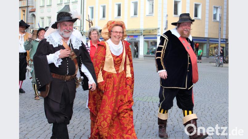 Sogar auf ihre Vorliebe für die Farbe Rot nahm die Stadtwache Rücksicht: Bürgermeisterin Brigitte Netta und ihr Gefolge marschieren zum Wingershofer Tor. Dagmar Williamson