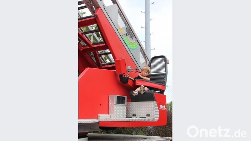 Früh übt sich: Julian (3 Jahre) an den Schalthebeln der Drehleiter. kro