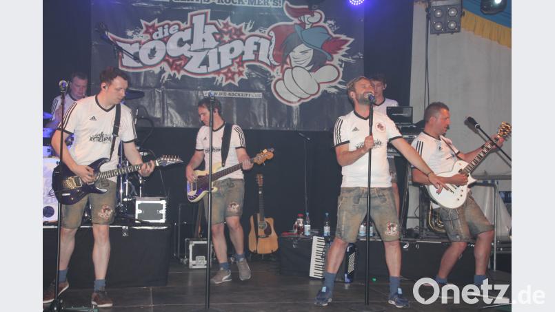 Die Partyband "Rockzipfl" versteht es, Stimmung ins Festzelt und im Biergarten zu bringen. kro