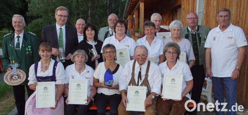Beim Festabend ehrten OSB und Schützenverein Mitglieder für ihr Engagement und Treue. Ihnen gratulierten Gauschützenmeister Manfred Muck, Schirmherr MdL Alexander Flierl und Ehrenschirmherrin Bürgermeisterin Birgit Höcherl (stehend v. l.) mmj