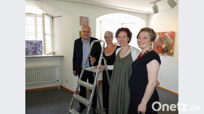 Über einen gelungenen Auftakt der Ausstellung „3 – zufällig“ freuen sich (von rechts) Amelia Lee, Susanne Kempf, Angela Voit-Langer und Bürgermeister Lothar Höher. swi