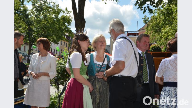 BBV-Chef Hans Winter im Gespräch mit Kreisbäuerin Josefine Kick und der Bayerischen Milchkönigin Sonja Wagner (von rechts nach links). dob