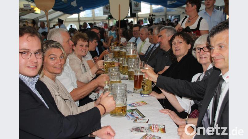 Die anwesende Prominenz stieß auf ein gutes Gelingen des Festes und viel Glück mit dem neuen Löschfahrzeug an. frd