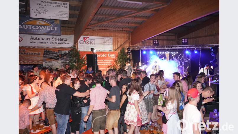 Bei der Sommerwiesn der KLJB Waldthurn war Stimmung angesagt Völkl, Franz [FVO] (waldthurn@t-online.de)