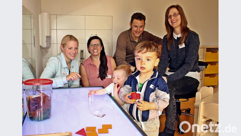 In der Krippe steht ein sogenannter Leuchttisch, an dem die Kinder auch mit Spielsteinen Formen und Musterbilder legen können. Leiterin er neuen Einrichtung  ist Sabrina Kraus (Zweite von links). KZR