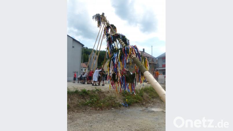 Mit vereinten Kräften bringen die Hartmannshofer ihr Kirwa-Wahrzeichen in die Senkrechte. fm