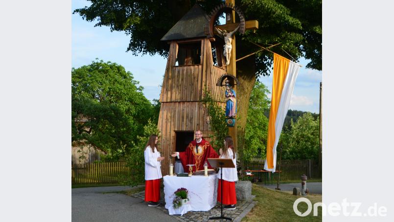 Vor dem Glockenturm und dem Kreuz mit der Madonna feiert Kaplan Ulrich Eigendorf zum traditionellen Kreuzfest einen Freiluftgottesdienst. Für seine deutlichen Worte zur Kreuzdebatte erhält er viel Applaus. dob