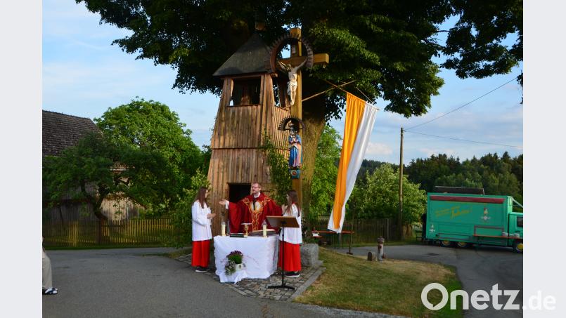 Vor dem Glockenturm und dem Kreuz mit der Madonna feiert Kaplan Ulrich Eigendorf zum traditionellen Kreuzfest einen Freiluftgottesdienst. Für seine deutlichen Worte zur Kreuzdebatte erhält er viel Applaus. dob
