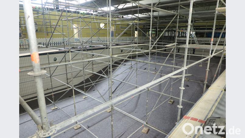 Das Hallenbad in Dachelhofen ist derzeit eine riesige Baustelle. Die Gerüststangen  reichen vom Beckenboden bis hinauf zur Decke. Hirsch