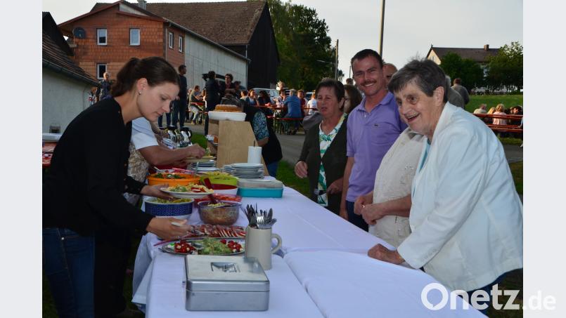 Nach der kirchlichen Feier setzen sich die Gäste auch gesellig zusammen und lassen sich die kulinarischen Köstlichkeiten schmecken. dob