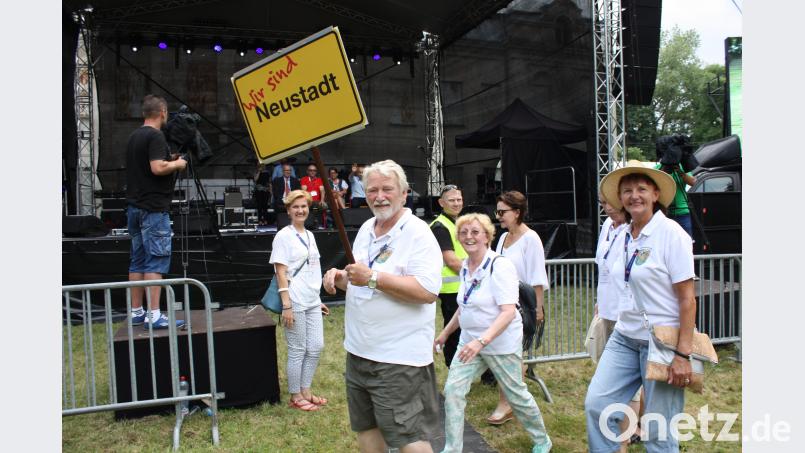 Hans-Jürgen und Christa Ritter (vorne, von links) sowie Horst (verdeckt) und Anni Priebe (rechts) geben zum Ende des Festzuges in Nowe Miasto nad Pilicą vor den Verantwortlichen der Städtefreundschaft ein Bekenntnis für die verbindende Idee des europäischen Gedankens ab. ui
