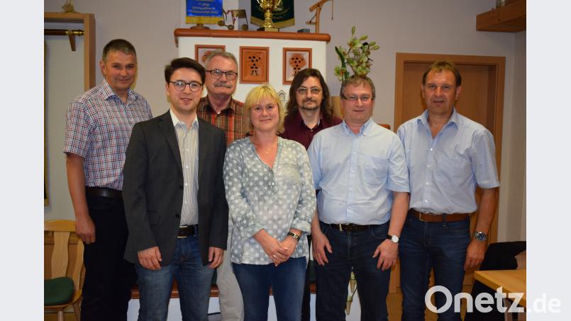 Der SPD-Ortsverband geht zuversichtlich in die anstehenden Wahlen. Unser Aufnahme zeigt die Gäste und Delegierten in der Jahreshauptversammlung. Von Links: Sven Ost, Landtagskandidat Peter Wein, Ehrenbürger Georg Pfannenstein, Manuela Betz, Kurt Stangl, Franz Heininger und Vorsitzender Norbert Auer. Braun, Richard [BNR] (RICHARD-TRAUSNITZ@T-ONLINE.DE)