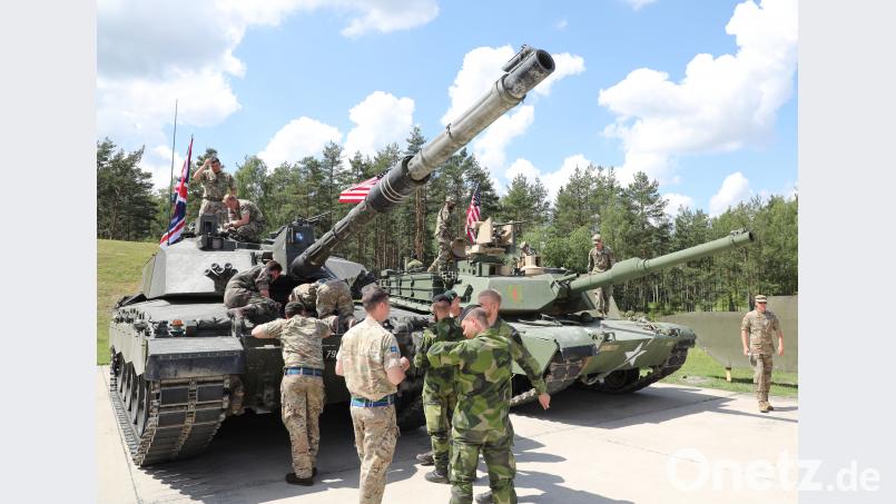 <p>Amerikanische und britische Panzer kurz vor dem Start der &amp;quot;Tank Challenge &amp;quot;</p>
 Foto: Hans Bernreuther