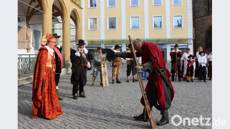 Im großen Stil kündigt die Stadtwache Amberg ihre Ausstellung über den Dreißigjährigen Krieg an: Bürgermeisterin Brigitte Netta wird persönlich am Rathaus abgeholt. Williamson, Dagmar