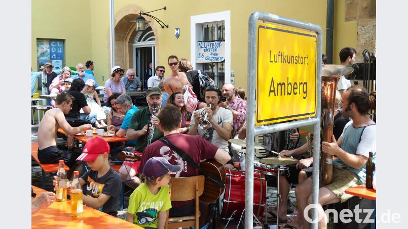 Das Luftmuseumsfest am Eichenforstplatz verbreitet eine eher familiäre Atmosphäre. Hartl, Petra [HTL]