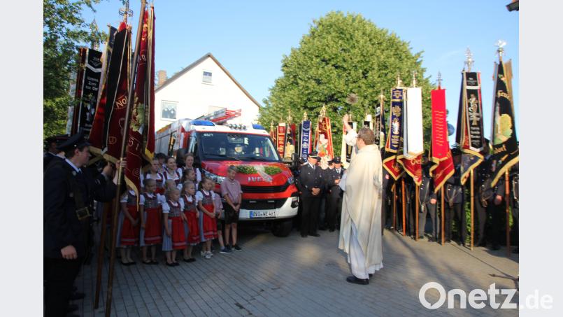 Der in Wildeppenried geborene und aufgewachsene Priester Alois Hammer segnete das neue Löschfahrzeug. frd