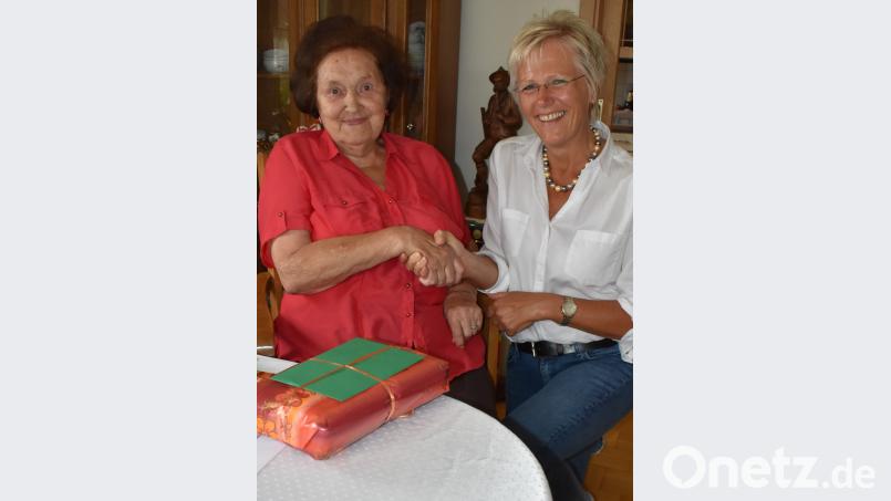 Zum 90. Geburtstag von Anna Eby wünschte zweite Bürgermeisterin Anita Stauber alles Gute. rgr