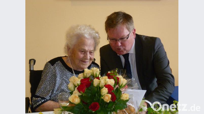 Bildtext Persönlich und auch im Namen von Ministerpräsident Markus Söder gratulierte OB Michael Cerny der ältesten Bürgerin der Stadt, Maria Dippel, im Kreis ihrer großen Familie zum 104. Geburtstag. Bild: Uschald Uschald