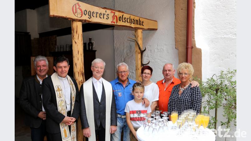 Nadine und Wolfgang Aichinger mit Familie eröffneten ihren neuen Biergarten. Bürgermeister Günter Stich, Pfarrer Max Früchtl und Pfarrer Wilfried Römischer gratulierten. mef