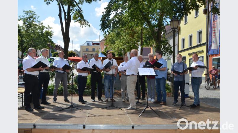 Aus der Partner- und Erzgebirgsstadt Lauter-Bernsbach schickte der Männerchor ein fröhliches &quot;Glück auf&quot; über den 3. Bauernmarkt dob