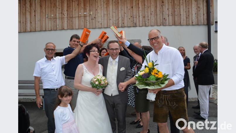 Die Kollegen vom Finanzamt und der Vorsitzende der Freienwählergemeinschaft gratulierten dem frisch vermählten Paar. adj