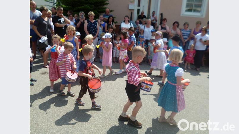 Die Kinder begeisterten mit Trommel, Trompete und Gitarre die vielen Zuschauer. gz
