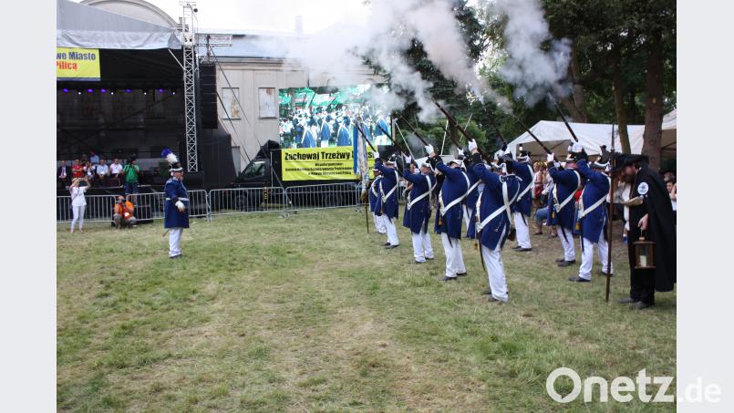 Salut der Bürgerwehr zum  Abschluss des Festzuges beim Neustadt-Treffen in Polen Ibl, Uwe [UI] (uwe.ibl@oberpfalzmedien.de)