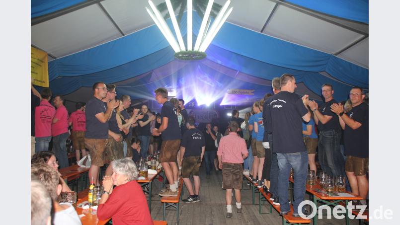Bald standen die Festbesucher auf den Bierbänken. frd