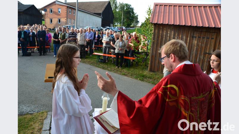Mit vielen Gästen feiert Kaplan Ulrich Eigendorf einen Freiluftgottesdienst zum Kreuzfest in Obernankau. Dabei kritisiert er den Kreuzerlass von Ministerpräsident Markus Söder. dob