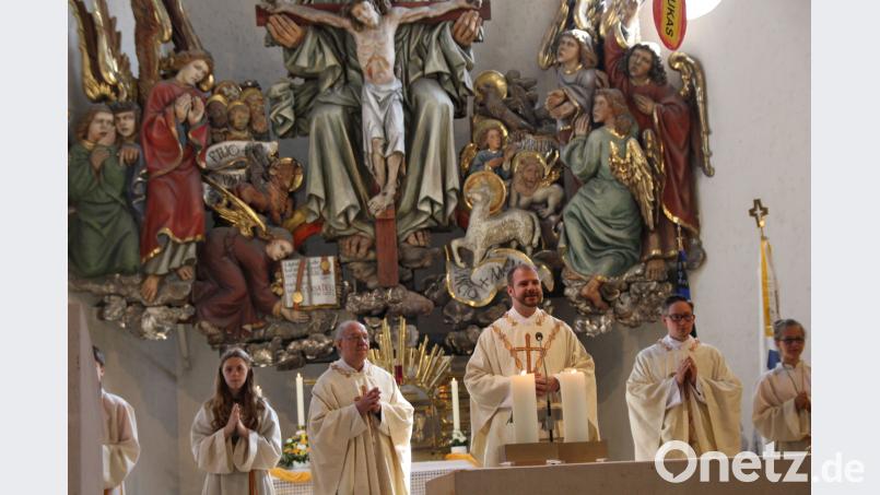 Da freut sich die Gemeinde mit Stadtpfarrer Ludwig Gradl und Kaplan Adam Karolczak, wenn sie ihren ehemaligen Kaplan als Zelebrant und Prediger fürs Patrozinium gewinnen kann. Immerhin ist Gerhard Pöpperl (Bildmitte) jetzt in hoher Position am Ordinariat in Regensburg tätig. Bild: ads