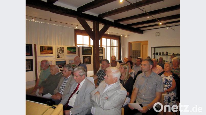Bei der Eröffnung der Sonderausstellung „Bilder aus dem Stiftland“ waren Hans Zölch, Robert Treml, Hans Grillmeier, Albert Schneider und Horst Klier (vordere Reihe, von links) dabei. kgg