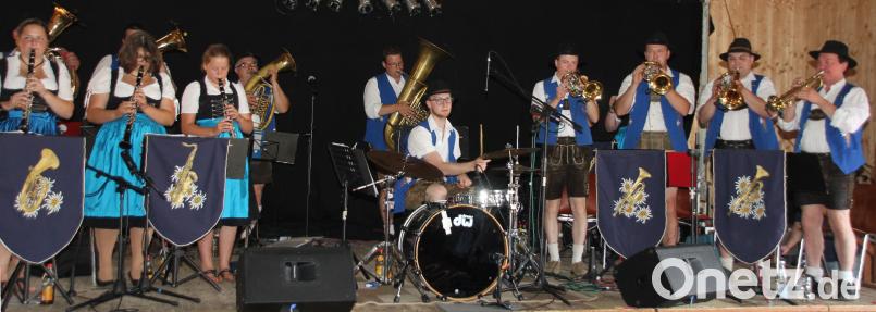 Das „Berzhofer Blech“ spielte bis in den Abend hinein zum Musikerfest zünftig auf und brachte Stimmung in den „Stodl“. frd