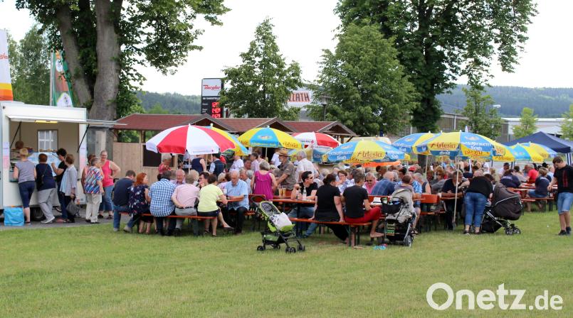 Einen schönen Sonntagnachmittag verlebten die zahlreichen Besucher beim "Kaffee im Park" in der Grünanlage an der Kemnather Straße. Neumann, Jochen [NJN]