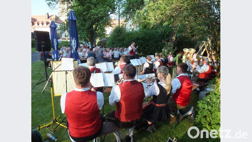 Ein kühles Getränk und stimmungsvolle Blasmusik machten den Aufenthalt im Biergarten zu einem ausgesprochen angenehmen Ereignis. soj