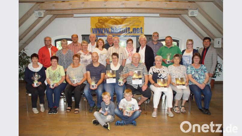 Stadlerns Bürgermeister Gerald Reiter (rechts) ehrt die Handballgruppe aus Neckarelz für 15-maligen Aufenthalt im Schönseer Land. Mit ihm freuen sich Sandra Klein von der Touristinfo (stehend Zweite von rechts) und Silvia Maier (sitzend rechts). mmj