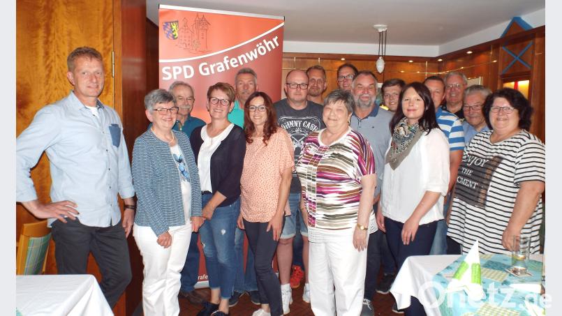Auch die nächsten Jahre führt Thomas Weiß (links) den SPD-Ortsverein Grafenwöhr an. Der ehemalige stellvertrende Vorsitzende Michael Huhn (Achter von links) musste sich aus beruflichen Gründen zurückziehen. Sein Amt übernimmt Conny Spitaler (Vierte von links). Somit ist der Ortsverein für das Jubiläumsjahr 2019 bestens aufgestellt. myd