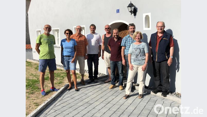 Die CSU-Fraktion Kümmersbruck mit den Sanierern und Eigentümern des schmucken Anwesens: Nico Sticke und Wolfgang Schmidt (Mitte). exb