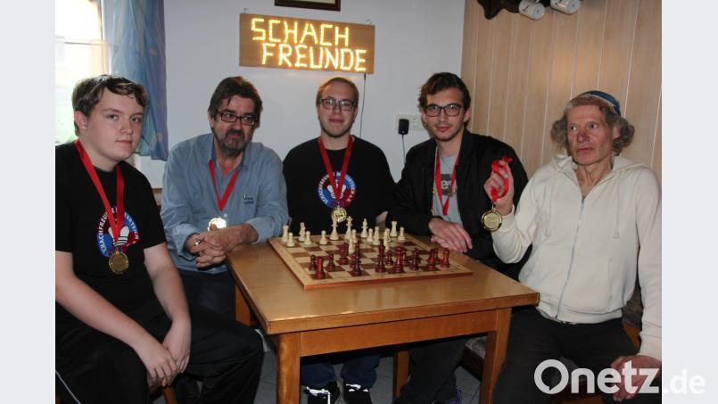 Schachfreunde Mitterteich: Sie spielen in der neuen Saison in der Bezirksliga, von links  Ismael Burger, Helmut Balzer, Marco Hensel, Christoph Arnold und Michael Enders. kro