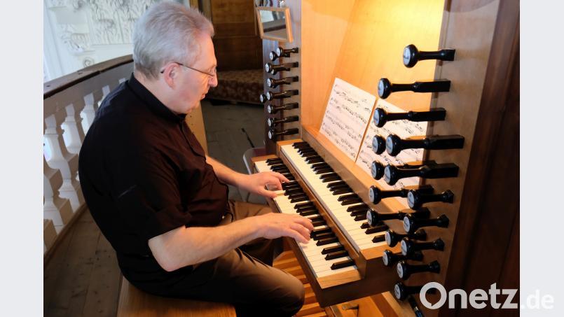 Orgelspielkunst vom Feinsten demonstriert Norbert Düchtel an der Steinmeyer-Orgel der Klosterkirche Speinshart. Robert Dotzauer
