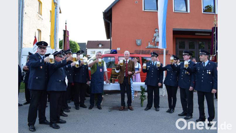 Nach dem erfolgreichen Patenbitten stießen Schirmherr, Ehrenschirmherr und die Führung beider Feuerwehren auf ein gutes Gelingen des 150-jährigen Gründungsfestes an. Bild: bnr