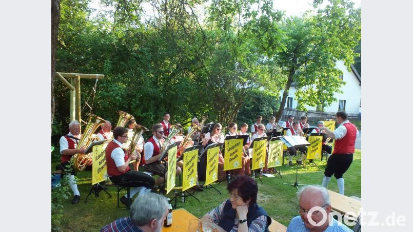 Ein kühles Getränk und stimmungsvolle Blasmusik machten den Aufenthalt im Biergarten zu einem ausgesprochen angenehmen Ereignis. soj